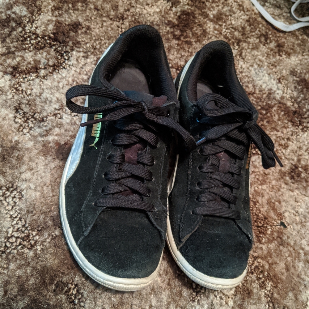 Puma Suede black women's shoes size 6